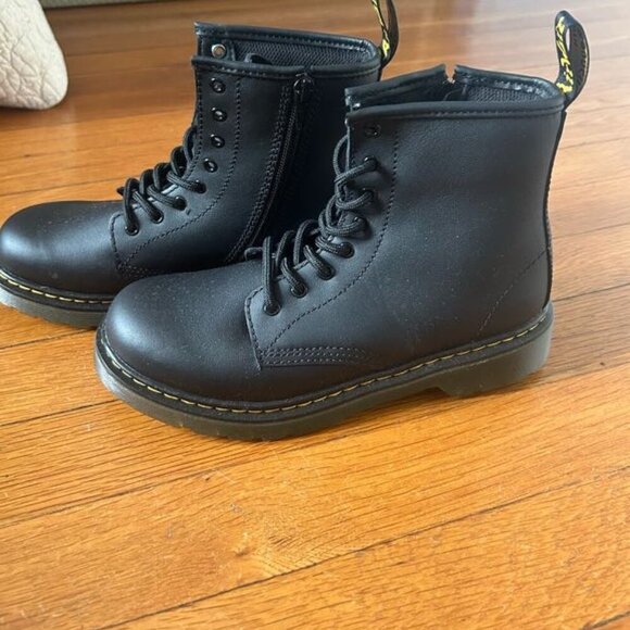 Dr. Martens 1460 Original Black Leather Lace Up Boots | Size 4 Boy & 5 Girl - Picture 2 of 5